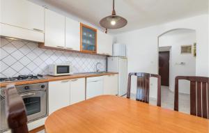 Kuchnia lub aneks kuchenny w obiekcie 2 Bedroom Awesome Home In Vodnjan
