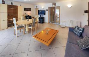 Köök või kööginurk majutusasutuses Beautiful Home In Nébian With Wifi