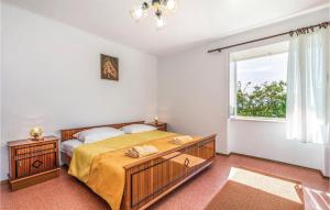 En eller flere senge i et værelse på 3 Bedroom Lovely Home In Lovran