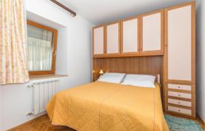 Postel nebo postele na pokoji v ubytování Pet Friendly Apartment In Zambratija