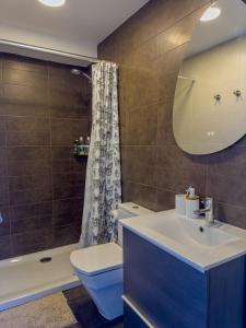 Un baño con lavabo, inodoro y bañera. en Apartamento en la playa, en Castelldefels