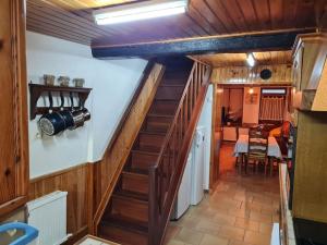 ein Treppenhaus in einem Haus mit einer Kamera an der Wand in der Unterkunft La Petite Maison Pa'Meuse in Monthermé + 20 Fotos