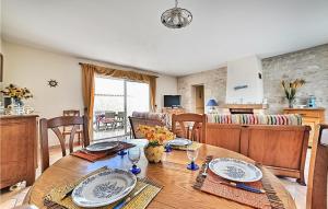 Χώρος καθιστικού στο Awesome Home In Saint-Pierre-D'oléron