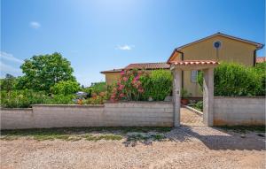 NedeščinaにあるHoliday Home Nedescina Xiiの塀付きの家