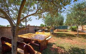 NedeščinaにあるHoliday Home Nedescina Xiiの庭の木下のピクニックテーブル +20枚の写真
