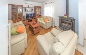 un salon avec deux canapés et une cheminée dans l'établissement Cozy Home In Plat With Wifi, à Mlini
