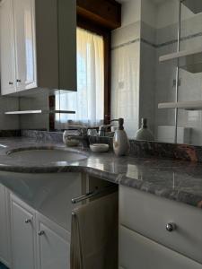 una cucina con un lavello e un piano di lavoro di DepaHOME a Saint Vincent