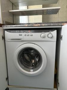 una lavatrice e un'asciugatrice bianche in cucina di DepaHOME a Saint Vincent