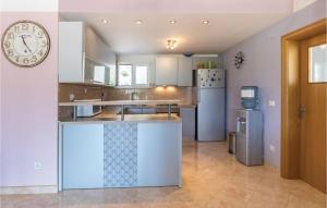Kuchyňa alebo kuchynka v ubytovaní Two-Bedroom Holiday Home In Stasevica
