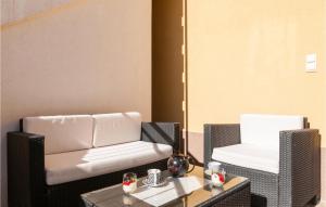 索林Studio Apartment In Solin的有两把椅子和一张桌子的客厅 更多11张照片