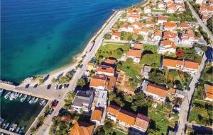 z góry widok na wioskę nad oceanem w obiekcie Holiday Home Bibinjskih Mlikaric Bb Iv w Bibinje