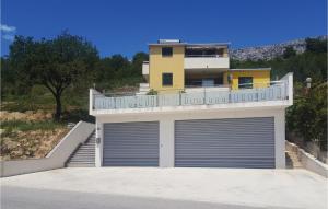 索林Studio Apartment In Solin的房屋前有车库门的建筑物