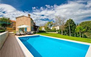 een zwembad in de achtertuin van een huis bij Villa Valica in Veli Ježenj