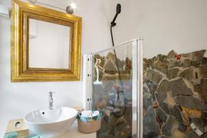 un baño con lavabo y espejo en Bungalow Les Beaux Arts, en Le Diamant 22 fotos más