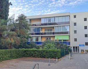un immeuble d'appartements avec un parking en face de celui-ci dans l'établissement appartement cosy lumineux très confortable, à La Grande Motte