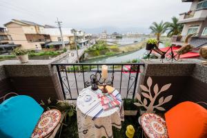 罗东镇巴黎Villa 主題派對K歌 BBQ 麻將包棟的阳台配有椅子和扶手上的蜡烛