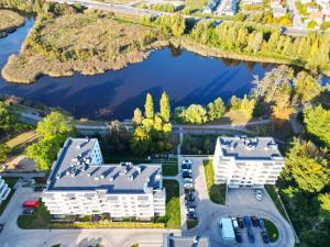 z góry widok na budynek i jezioro w obiekcie Bella Vista - 3pok, 5 łóżek, centrum, parking, winda, widok na rzekę, Netflix w Iławie