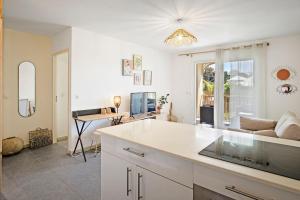 a kitchen and living room with a couch and a table at Appartement Rosalia, cosy & central in Fort-de-France