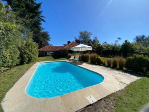 a swimming pool in the yard of a house at Amplia, 4 dormitorios y piscina climatizada in Punta del Este