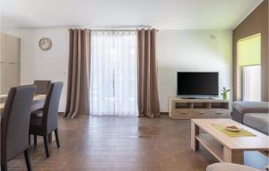 Televízia a/alebo spoločenská miestnosť v ubytovaní Two-Bedroom Holiday Home In Vodnjan