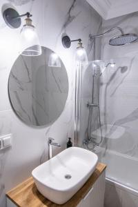 トルンにあるSOLAR Apartments I Stare Miasto 10min I Priv Parking Free I Winda I Balkonの洗面台、シャワー、鏡を備えたバスルーム