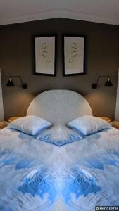 トルンにあるSOLAR Apartments I Stare Miasto 10min I Priv Parking Free I Winda I Balkonのベッド1台(枕2つ付)、壁に絵2枚