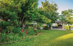 Vonkajšia záhrada v ubytovaní Three-Bedroom Holiday Home In Grubine