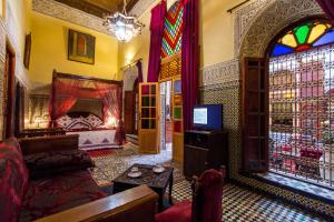 TV a/nebo společenská místnost v ubytování Riad Ibn Khaldoun