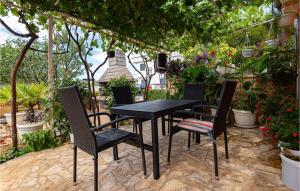 Vonkajšia záhrada v ubytovaní Apartment Vodice With Sea View 11