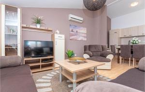 Televízia a/alebo spoločenská miestnosť v ubytovaní Apartment Vodice With Sea View 11