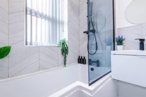 Koupelna v ubytování Stunning 2-Bedroom Apartment in Bolton