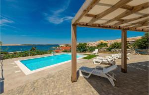 basen z krzesłami i pawilon w obiekcie Lovely Apartment In Kustici, Novalja w mieście Kustići +31 zdjęć
