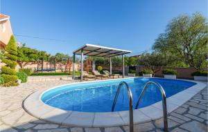 Bazén v ubytování Holiday Home Krusevo With Sea View Xiii nebo v jeho okolí + 36 fotografií