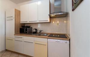 Kuchyň nebo kuchyňský kout v ubytování Holiday Home Krusevo With Sea View Xiii