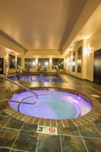 una piscina en medio de una habitación de hotel en The Lodge at Old Kinderhook en Camdenton