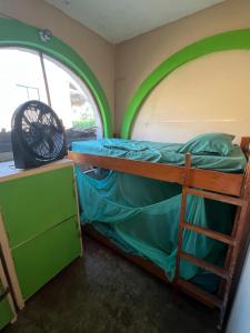 Uma cama ou camas num quarto em Pipeline Hostel