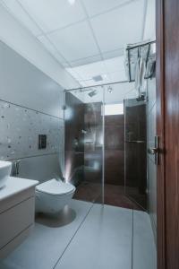 Koupelna v ubytování Fortview Suites + 37 fotografií