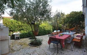 Κήπος έξω από το One-Bedroom Apartment In Stari Grad