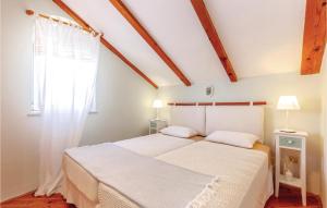 Posteľ alebo postele v izbe v ubytovaní Amazing Apartment In Dramalj With Wifi