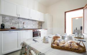 eine Küche mit einem Tisch, auf dem ein Korb mit Essen steht in der Unterkunft Stunning Home In Ponte Buggianese in Ponte Buggianese