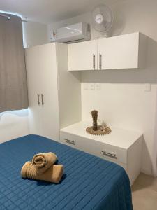 a bedroom with a bed with a towel on it at Apartamento céntrico en Mercedes Uruguay in Mercedes