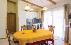 Kuchnia lub aneks kuchenny w obiekcie 3 Bedroom Amazing Home In Sikici