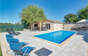 una piscina con sillas y una casa en Villa Radini, en Umag