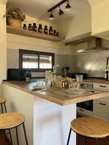A kitchen or kitchenette at Bonita casa a estrenar en paraje natural a 35 minutos de Sevilla