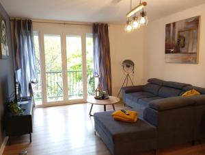 una sala de estar con un sofá y una mesa en Maison Les Hirondelles, en Carcassonne