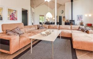 Posezení v ubytování Six-Bedroom Holiday Home In Blavand