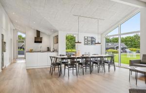 Χώρος καθιστικού στο 4 Bedroom Pet Friendly Home In Hadsund