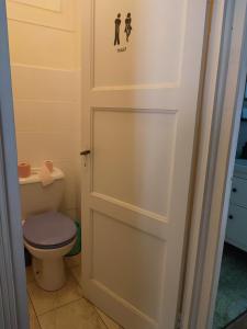 ein Bad mit einem WC und einer Tür in der Unterkunft Chambre double- SDB et WC Privé in Morlaix