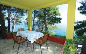 stół i krzesła na werandzie z widokiem na ocean w obiekcie Holiday Home Prigradica Bb w mieście Blato