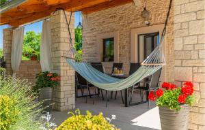 eine Hängematte auf der Terrasse eines Hauses in der Unterkunft Villa Ena Istra in Marčana